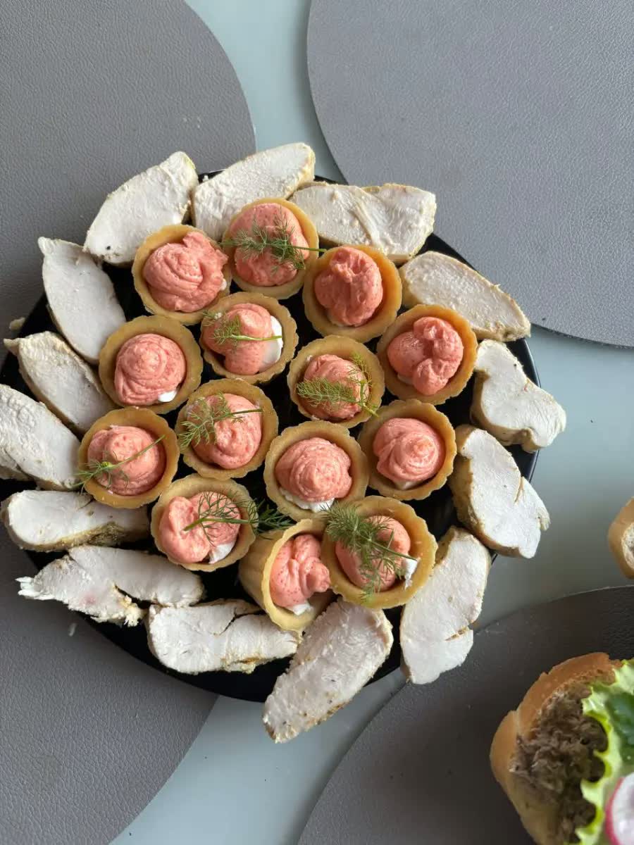 Тарталетки с розовым муссом и куриная грудка ломтиками