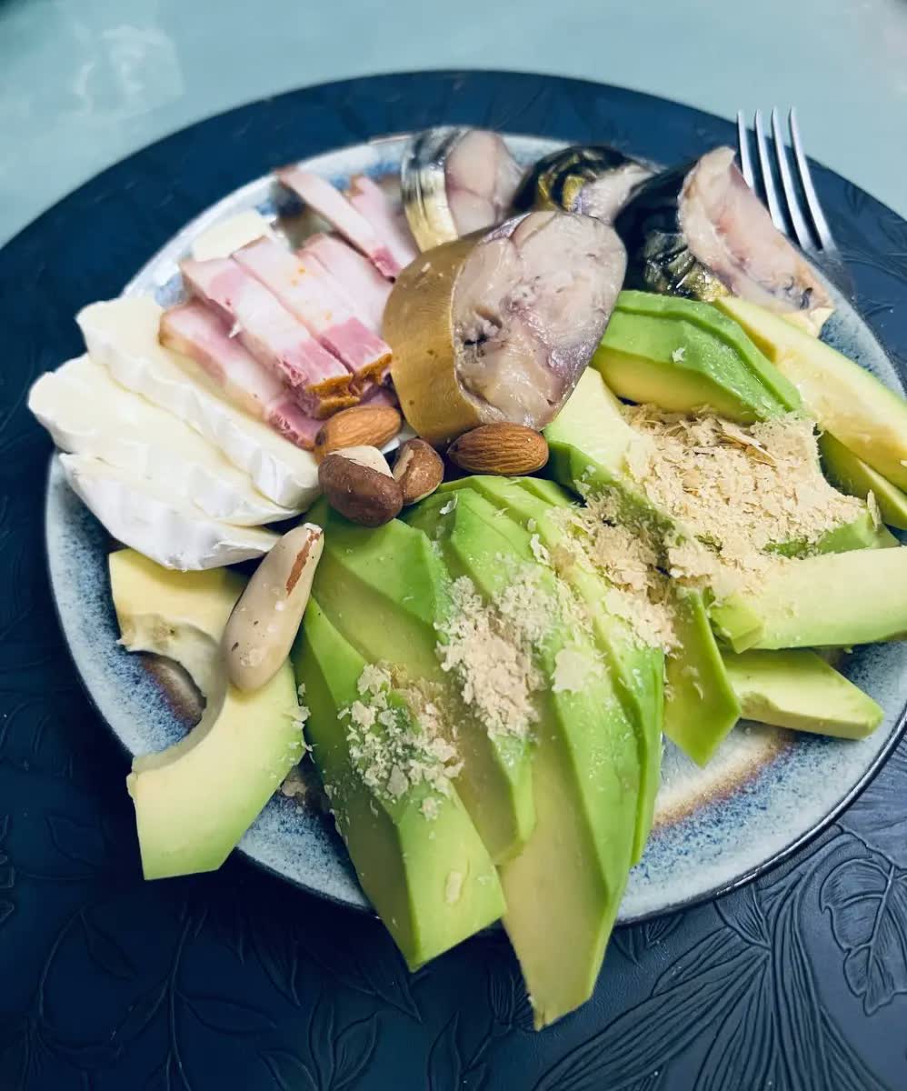 Тарелка с сыром, скумбрией, авокадо и орехами
