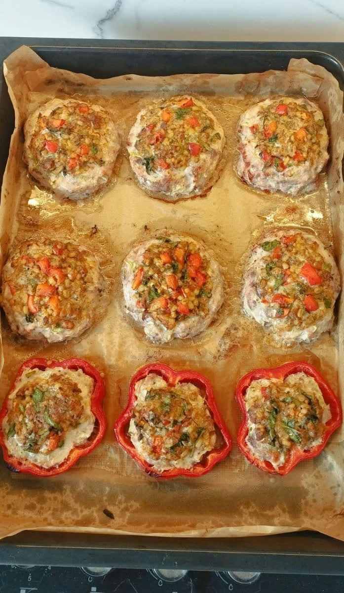 Мясные котлеты с овощами и фаршированный перец на противне